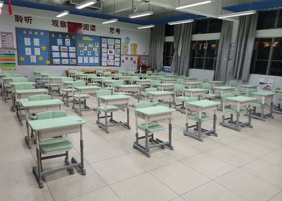 中国 調節可能なプラスチック学校のテーブルは多彩な第一次単一学生の机および椅子セットの卸売をつける サプライヤー